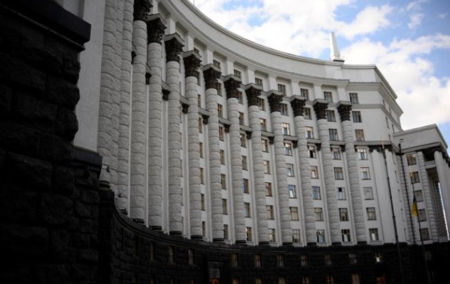 Кабмин собирается ремонтировать дороги за счет импортных нефтепродуктов