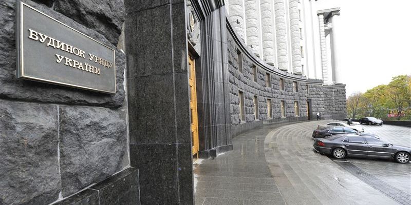 В Кабмине считают, что повышать зарплату госслужащим не время