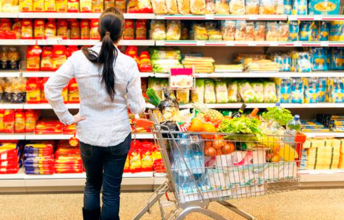 61% украинцев стали тратить еще больше денег на продукты