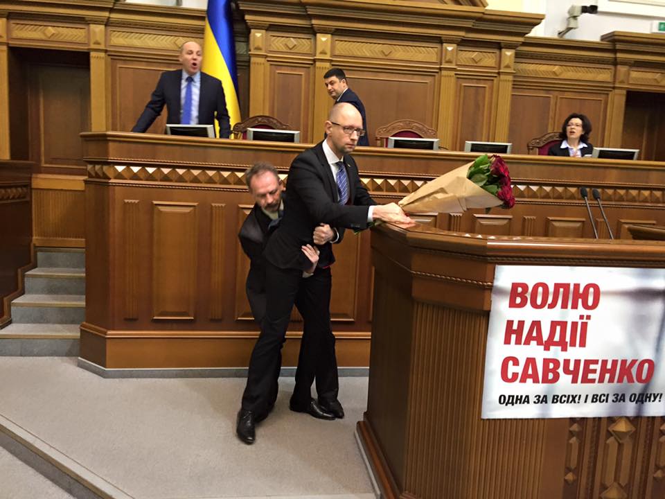 У Раді нардеп від БПП напав на Яценюка, сталася бійка (ВІДЕО)