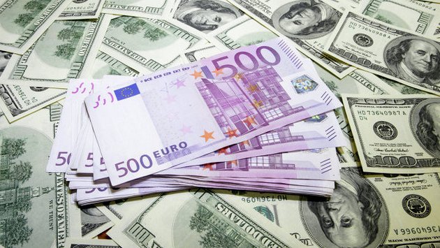 Украинцы продолжают избавляться от валюты