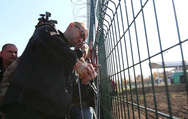 Детективы НАБУ расследуют хищения при строительстве «Стены Яценюка»
