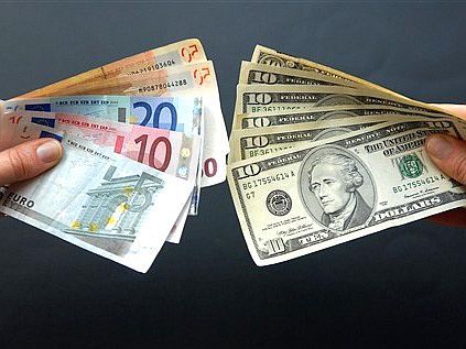 Рішенням Верховної Ради скасований пенсійний збір з обміну валюти