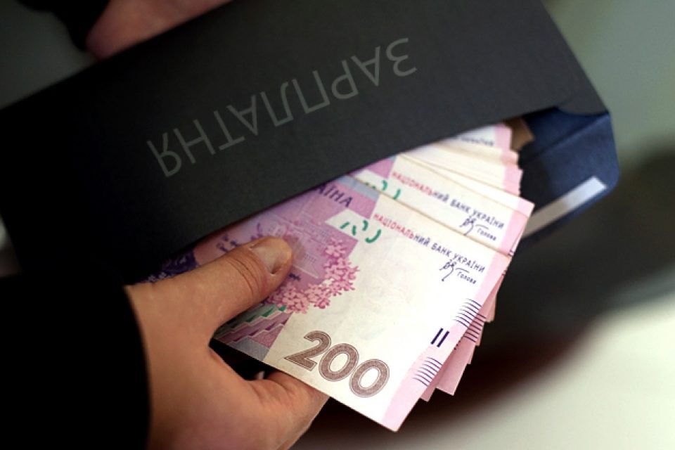 За выплату зарплаты в конверте назначат штраф в 320 тыс грн