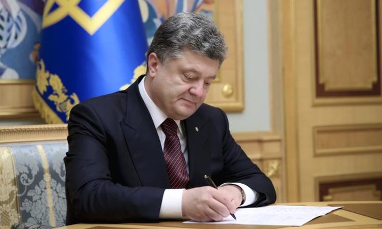 Порошенко подписал изменения к е-декларированию по требованию ЕС