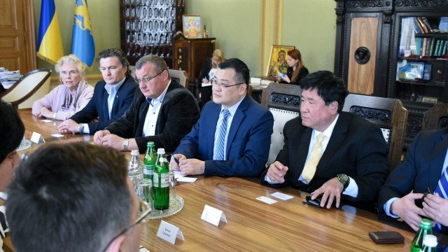 Китайці взялися за львівське сміття