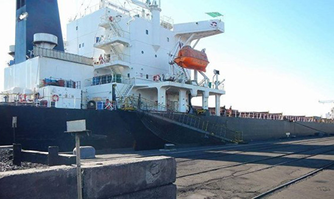 В Украину прибыло первое судно из ЮАР с 75 тыс. тонн антрацита для ТЭС ДТЭК