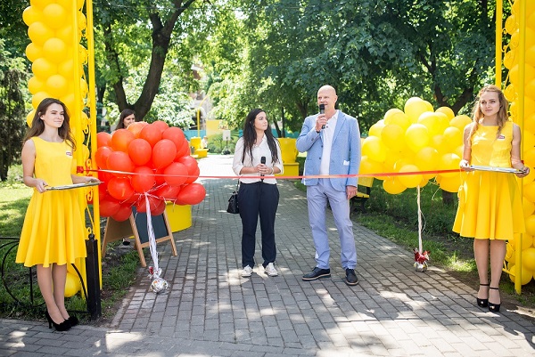 В Киеве на Подоле открылась современная площадка для отдыха «Пространство общения»