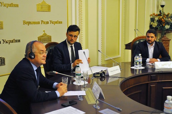 Рецепти економічного успіху: вкладати в інфраструктуру, робочі місця і пріоритетні галузі – Еміль Бок