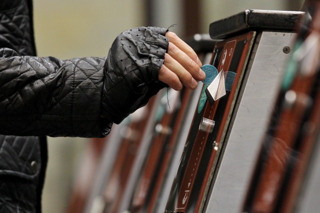 У Києві сьогодні перша станція метро повністю відмовилася від жетонів