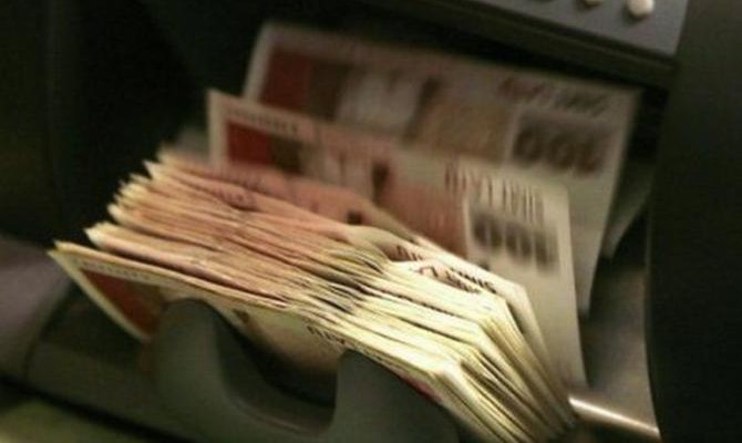 Госстат озвучил ТОП-10 сфер с самыми большими зарплатами в Украине