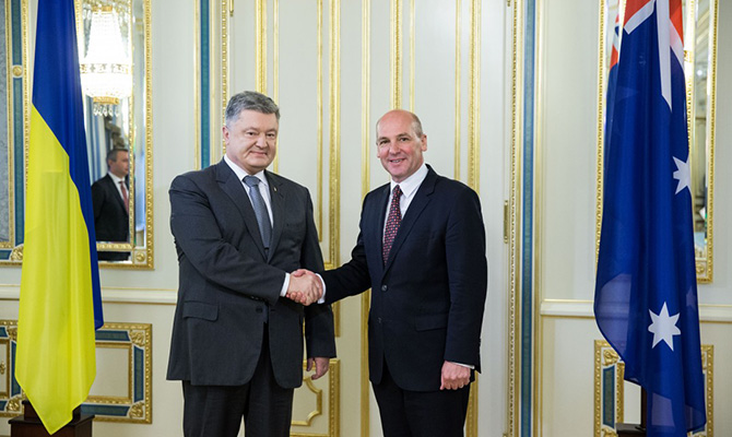 Президент Порошенко и глава Сената Австралии отметили эффективную деятельность в расследовании по МН17 Президент Порошенко и глава Сената Австралии отметили эффективную деятельность в расследовании по МН17