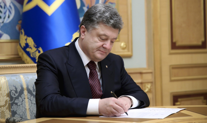 Президент Порошенко підписав закон про продовження особливого статусу Донбасу Президент Порошенко підписав закон про продовження особливого статусу Донбасу