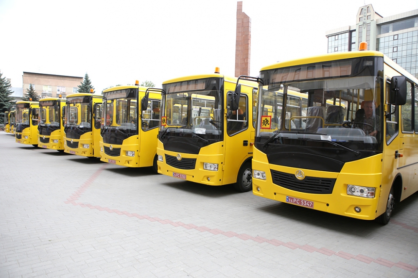 В Івано-Франківську отримали 17 шкільних автобусів