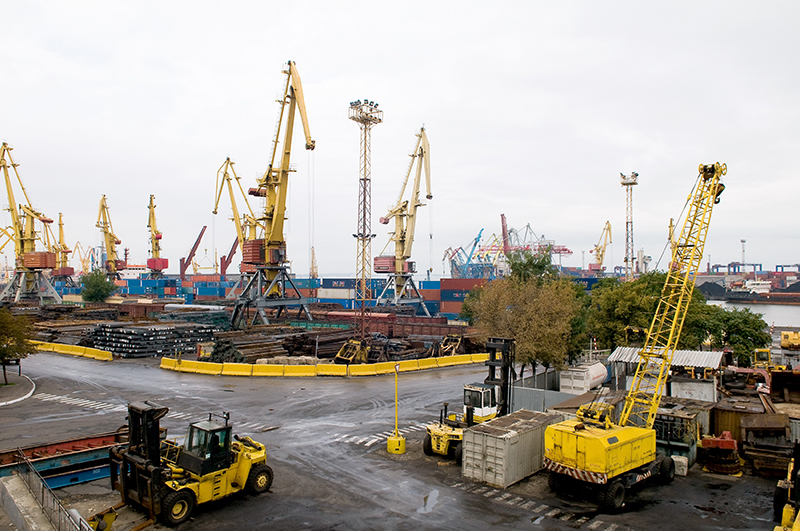 Морські порти України перевалили 73,9 млн тонн вантажів за 7 місяців