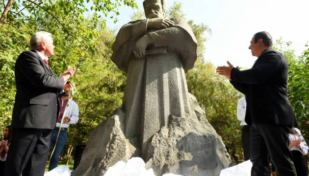 В Ереване появился памятник Тарасу Шевченко В Ереване появился памятник Тарасу Шевченко