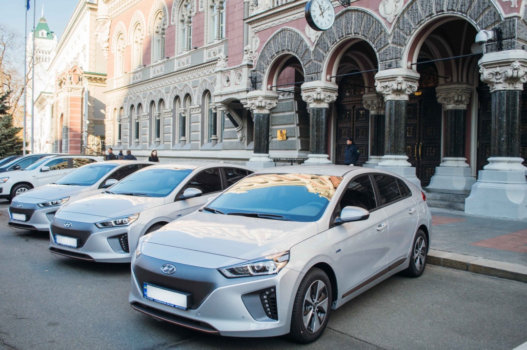 Працівники НБУ пересіли на електрокари Працівники НБУ пересіли на електрокари