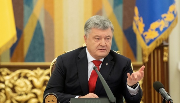 Президент Порошенко требует от РФ освободить захваченных в Азовском море украинских моряков Президент Порошенко требует от РФ освободить захваченных в Азовском море украинских моряков