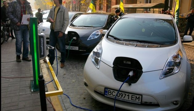 Украинцам до 2030 года обещают электрозарядки на всех парковках