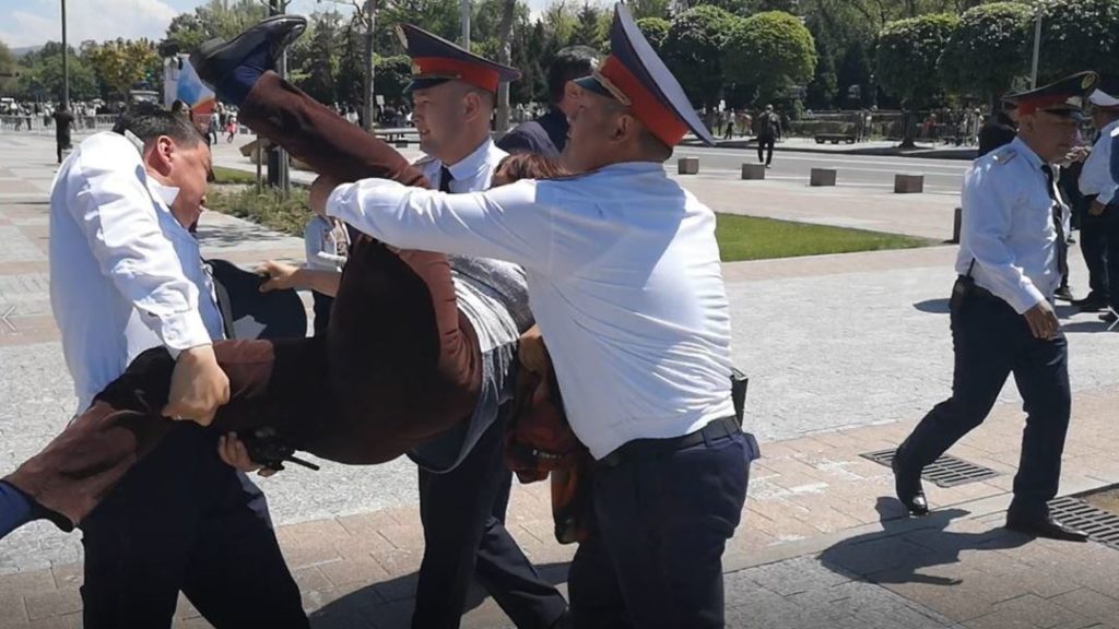 В Казахстане 9 мая заблокировали доступ к сайтам и соцсетям, задержаны активисты В Казахстане 9 мая заблокировали доступ к сайтам и соцсетям, задержаны активисты
