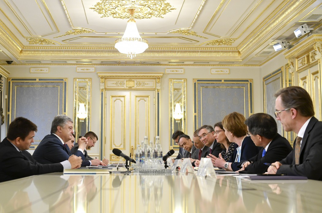 Послы стран «Большой семерки» призвали Порошенко плавно передать власть Зеленскому