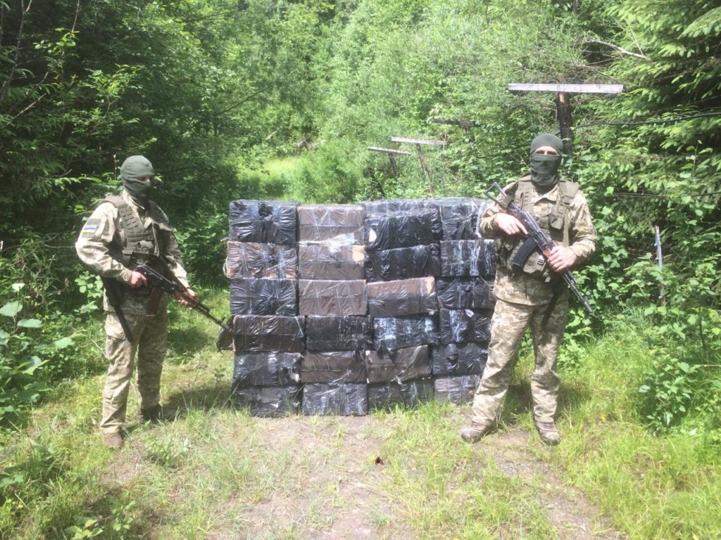 «Табачный караван» на более чем 1 000 000 гривен остановлен в нескольких метрах от госграницы «Табачный караван» на более чем 1 000 000 гривен остановлен в нескольких метрах от госграницы