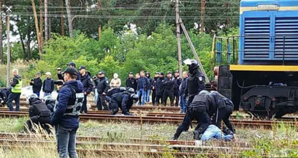 Задержанных во время блокады угля на Львовщине отпустили, полиция просит власти «немедленно решить спорные вопросы» Задержанных во время блокады угля на Львовщине отпустили, полиция просит власти «немедленно решить спорные вопросы»