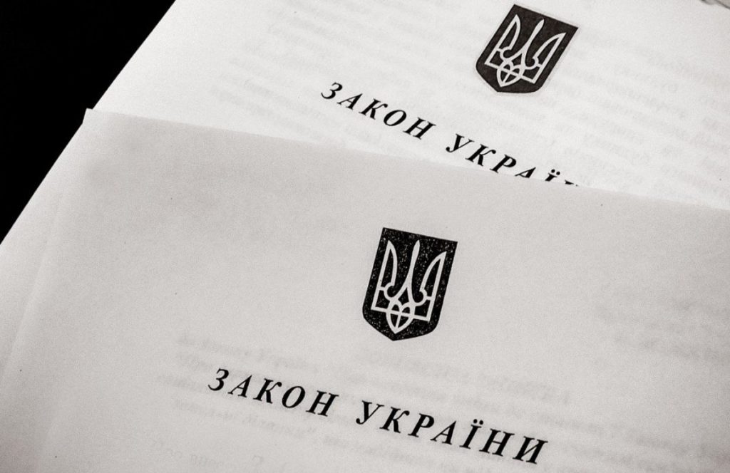 Володимир Зеленський підписав закон про зниження «зеленого» тарифу на електроенергію Володимир Зеленський підписав закон про зниження «зеленого» тарифу на електроенергію