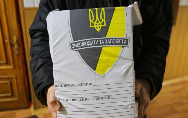 НАБУ вилучило 15 томів документів у справі про закупівлю автомобільної техніки для потреб ЗСУ