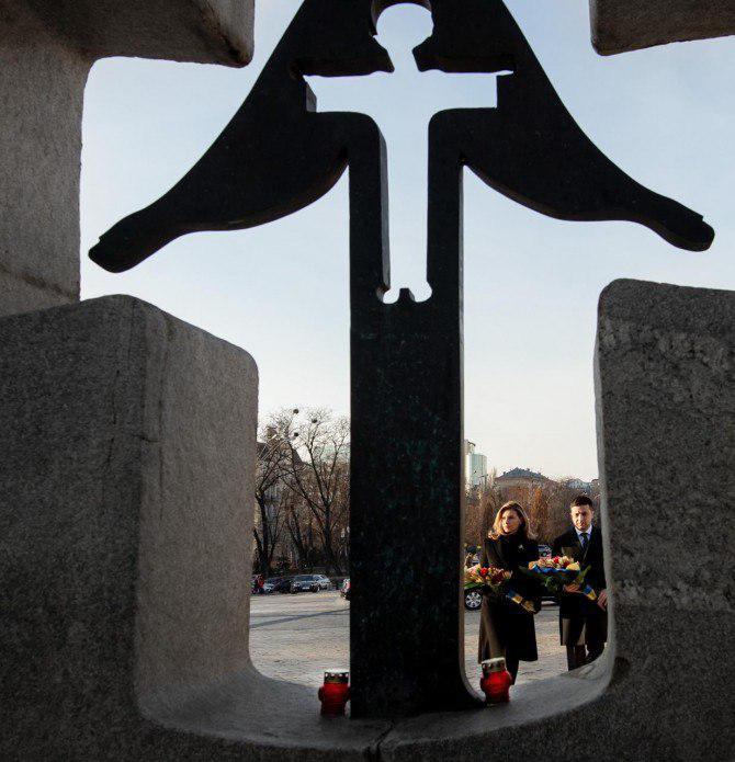 Президент України з дружиною вшанували пам’ять жертв Голодомору 1932-1933 років