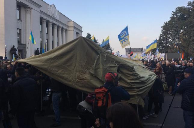 Біля Верховної Ради – акція протесту, обливання поліцейських зеленкою, встановлення наметів
