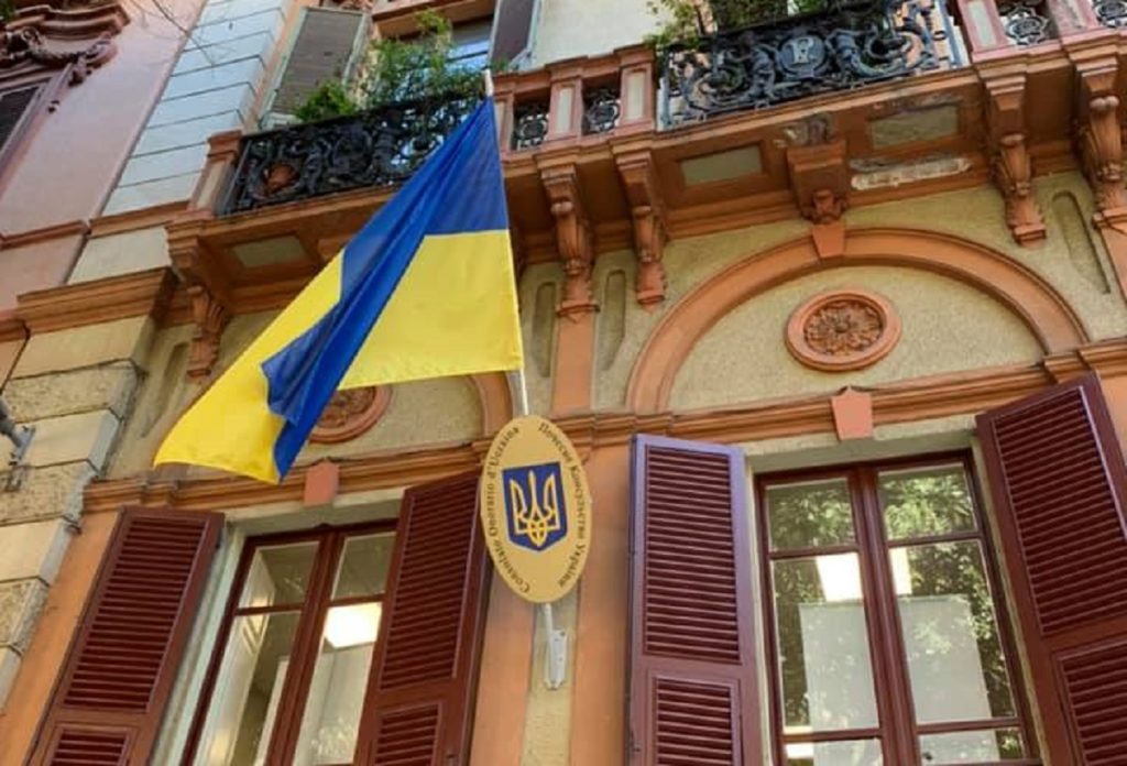 Украинские дипломатические учреждения прекращают прием граждан в связи с коронавирусом Украинские дипломатические учреждения прекращают прием граждан в связи с коронавирусом