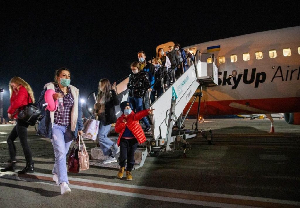 Евакуйовані з Італії українці прибули в Бориспіль Евакуйовані з Італії українці прибули в Бориспіль