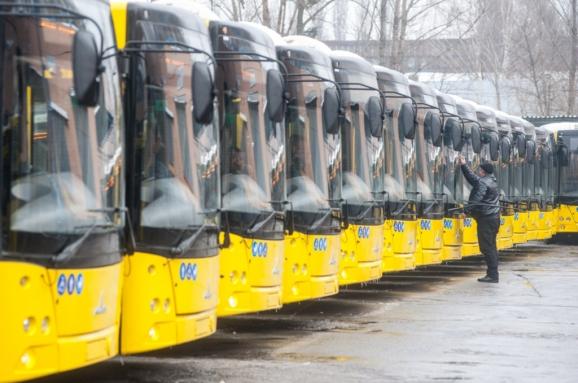 З 23 березня у Києві зупинять рух громадського транспорту. Перевозитимуть лише працівників критично важливої сфери. За перепустками – Кличко