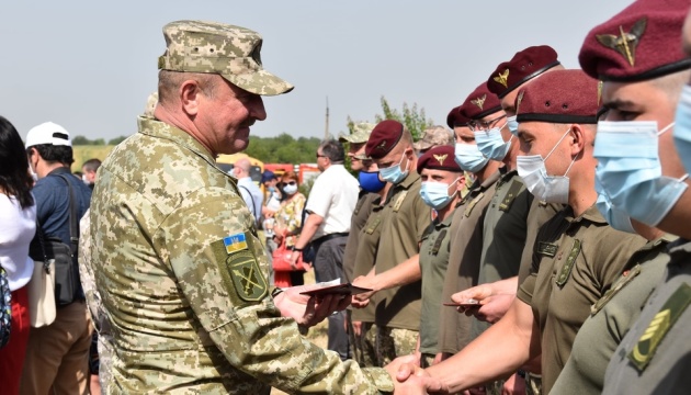На горі Карачун командувач Об’єднаних сил вручив десантникам нагороди На горі Карачун командувач Об’єднаних сил вручив десантникам нагороди