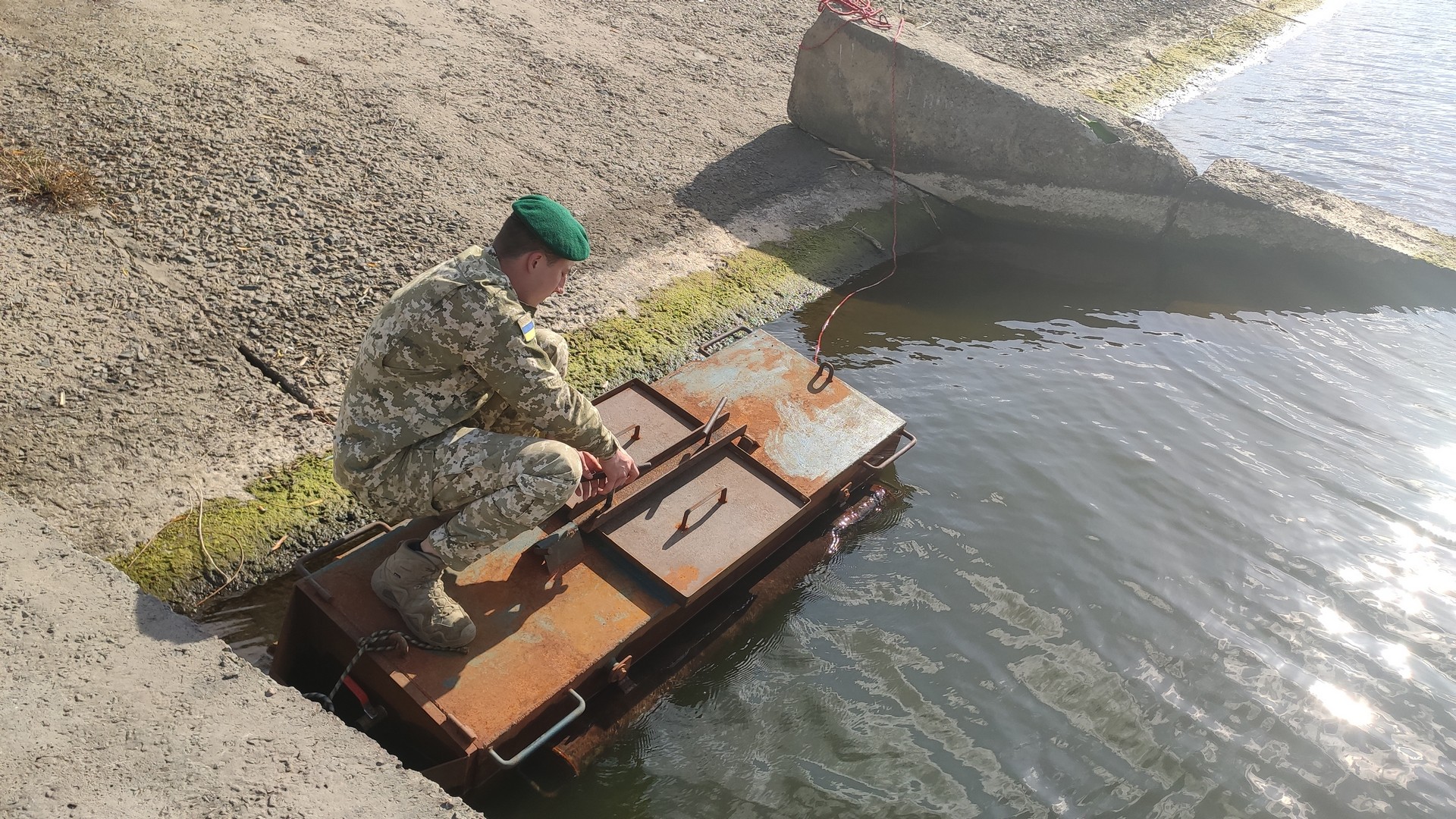 Подводную лодку контрабандистов обнаружили пограничники в водоеме Одесской области (ВИДЕО) Подводную лодку контрабандистов обнаружили пограничники в водоеме Одесской области (ВИДЕО)