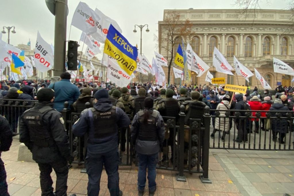 Предприниматели в Киеве вышли на акцию протеста. Состоялись столкновения с полицией Предприниматели в Киеве вышли на акцию протеста. Состоялись столкновения с полицией