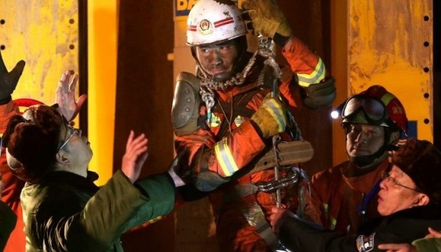 В Китае после двух недель под землей спасли горняка В Китае после двух недель под землей спасли горняка