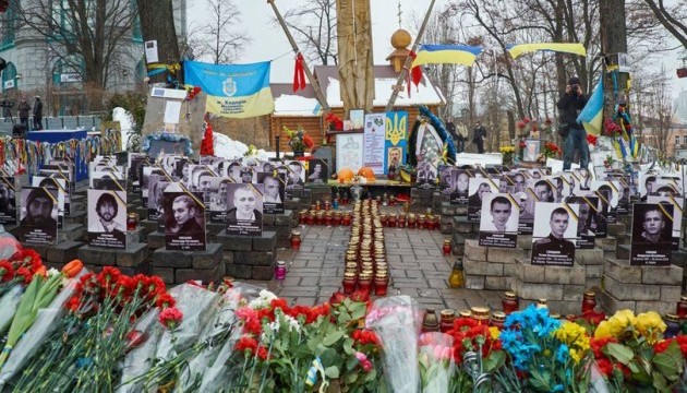 На Майдане чтят героев Небесной сотни На Майдане чтят героев Небесной сотни