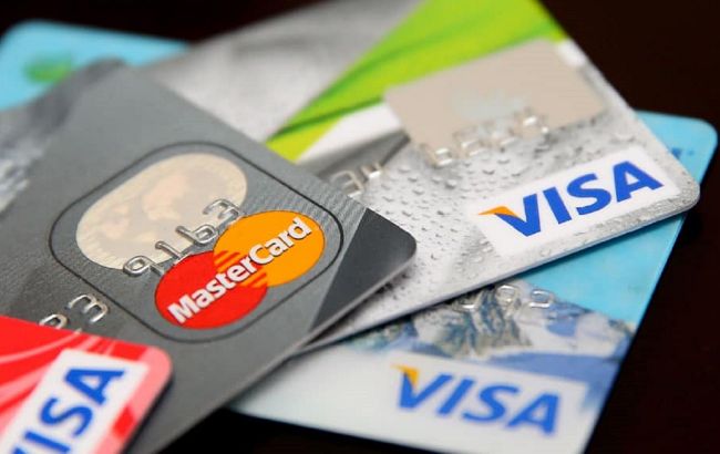 Для владельцев карт Visa и Mastercard в Украине снизят межбанковскую комиссию. На сколько и когда