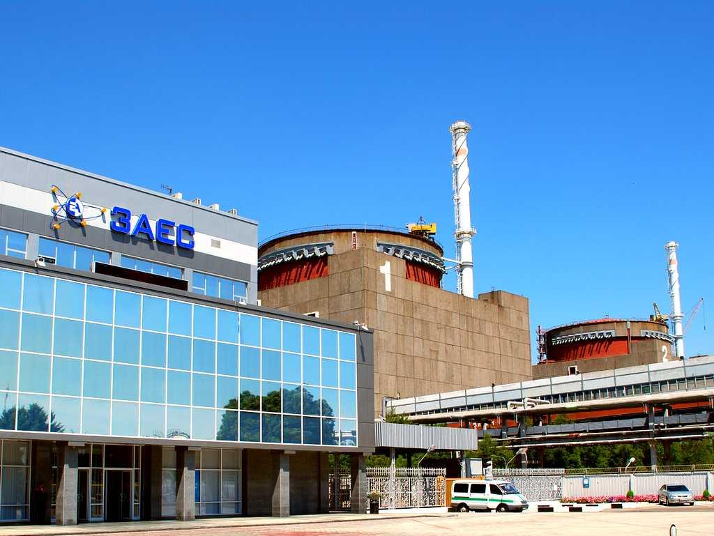 Российские оккупанты установили на Запорожской АЭС ракетные комплексы и обстреливают Никополь