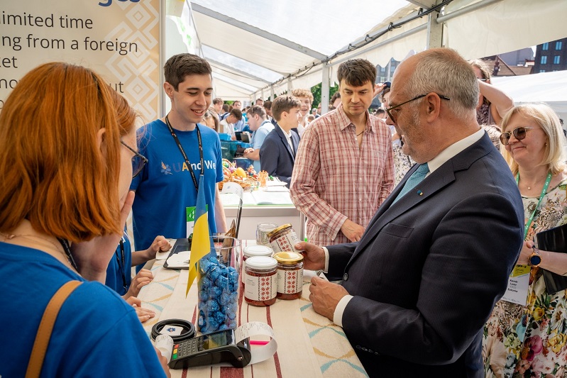 22_07_14_Президент_Естонії_зацікавився_українським_борщем_в_банці_02 22_07_14_Президент_Естонії_зацікавився_українським_борщем_в_банці_02