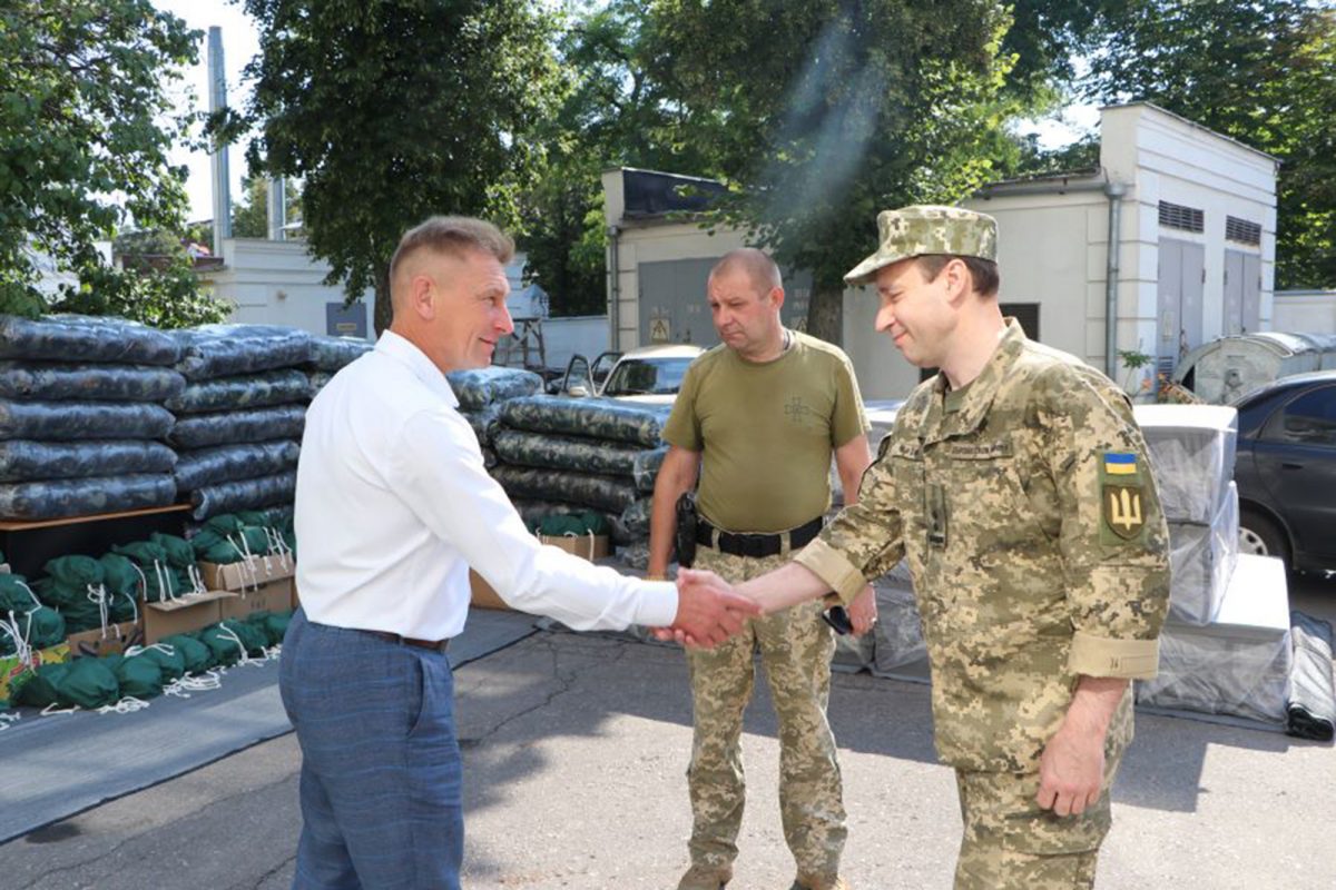 Украинским защитникам передали тепловизоры, прицелы и другое полевое имущество