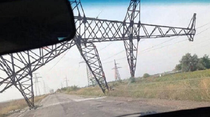 «Втомилися». На Херсонщині впали опори ЛЕП, що ведуть від ЗАЕС у Крим