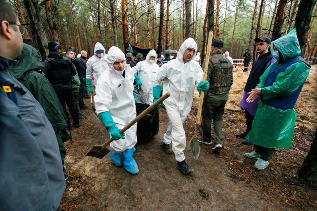 В Ізюмі виявили ще два масові поховання закатованих українців В Ізюмі виявили ще два масові поховання закатованих українців