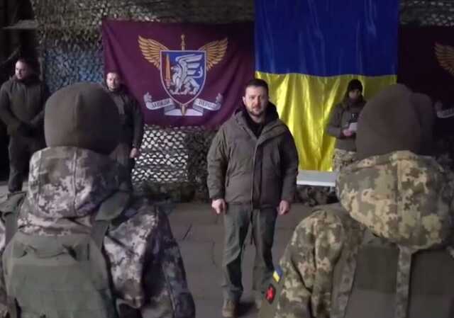 Президент України зустрівся з українськими захисниками на сході країни та вручив воїнам нагороди Президент України зустрівся з українськими захисниками на сході країни та вручив воїнам нагороди