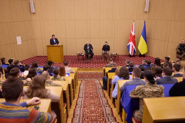 Військове керівництво України отримало завдання створити резерви особового складу – Володимир Зеленський Військове керівництво України отримало завдання створити резерви особового складу – Володимир Зеленський