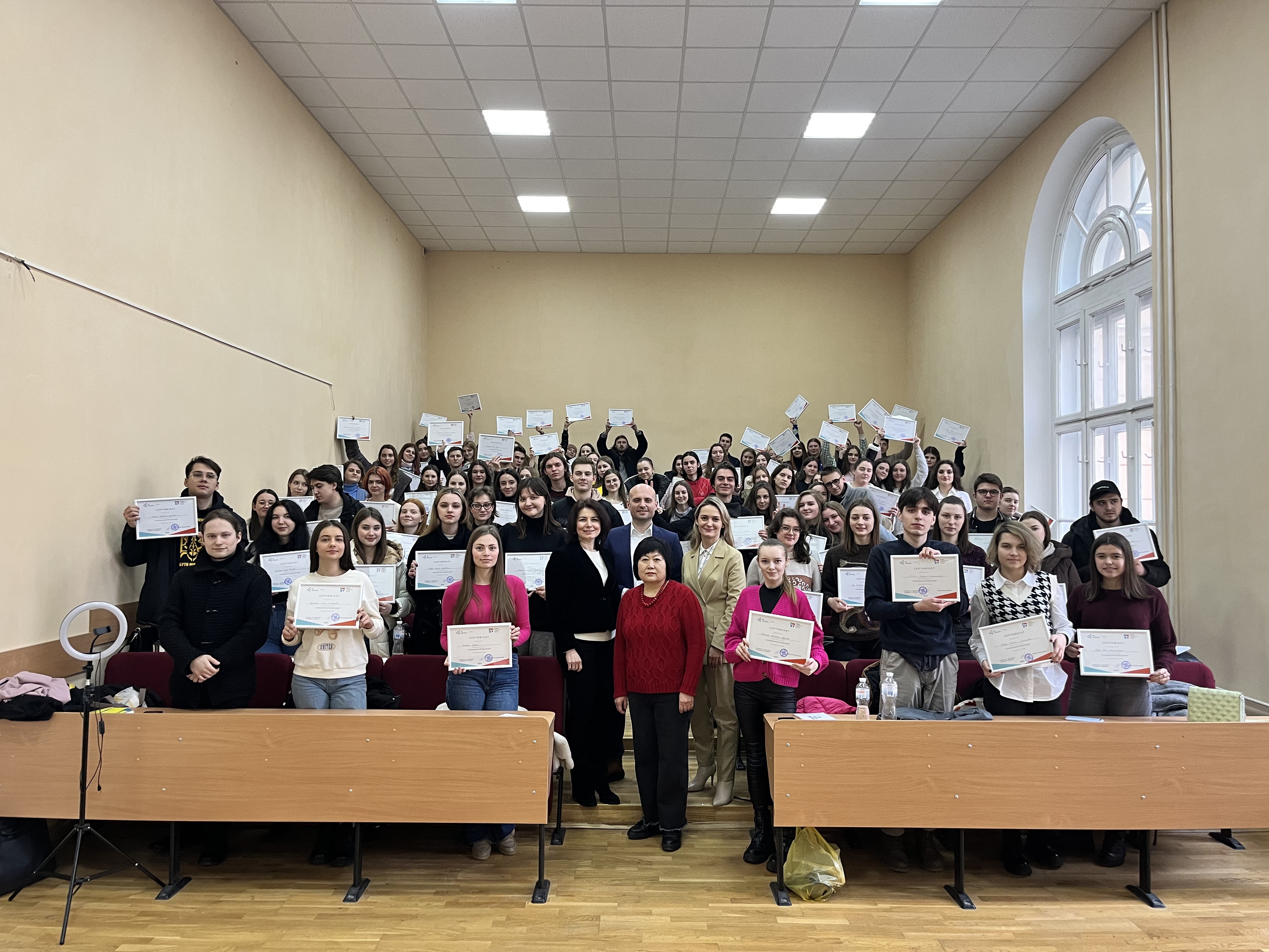Близько 400 внутрішньо переміщених осіб зі східних та південних регіонів України опановують у Львові управління проєктами