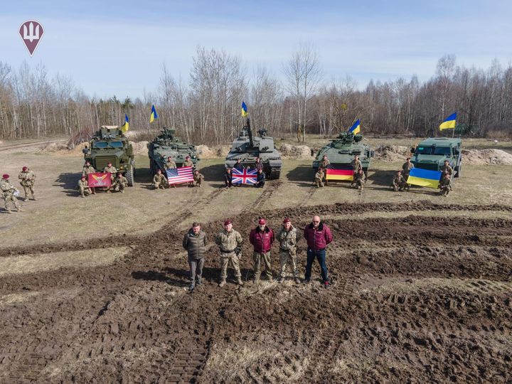 Challenger і ще дещо. Олексій Резніков показав нову західну бойову техніку для ДШВ ЗСУ