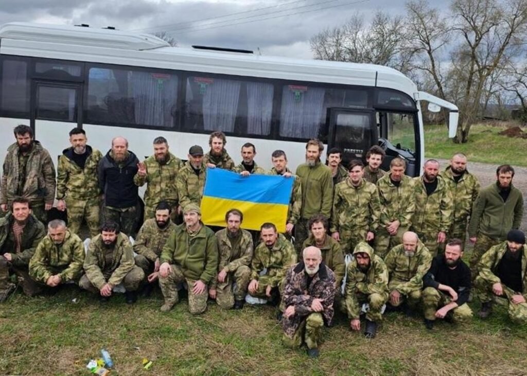 Великодній обмін полоненими. Сьогодні додому повернулися ще 130 українських військовослужбовців Великодній обмін полоненими. Сьогодні додому повернулися ще 130 українських військовослужбовців